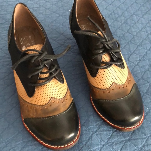 L’Artiste Shoes - Stacked heel oxford type shoe